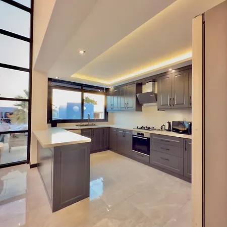 빌라 Luxury With Private Pool 쿠사다시