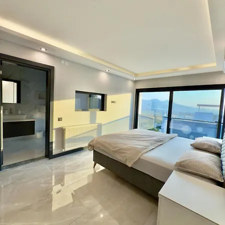 Luxury With Private Pool 빌라 쿠사다시